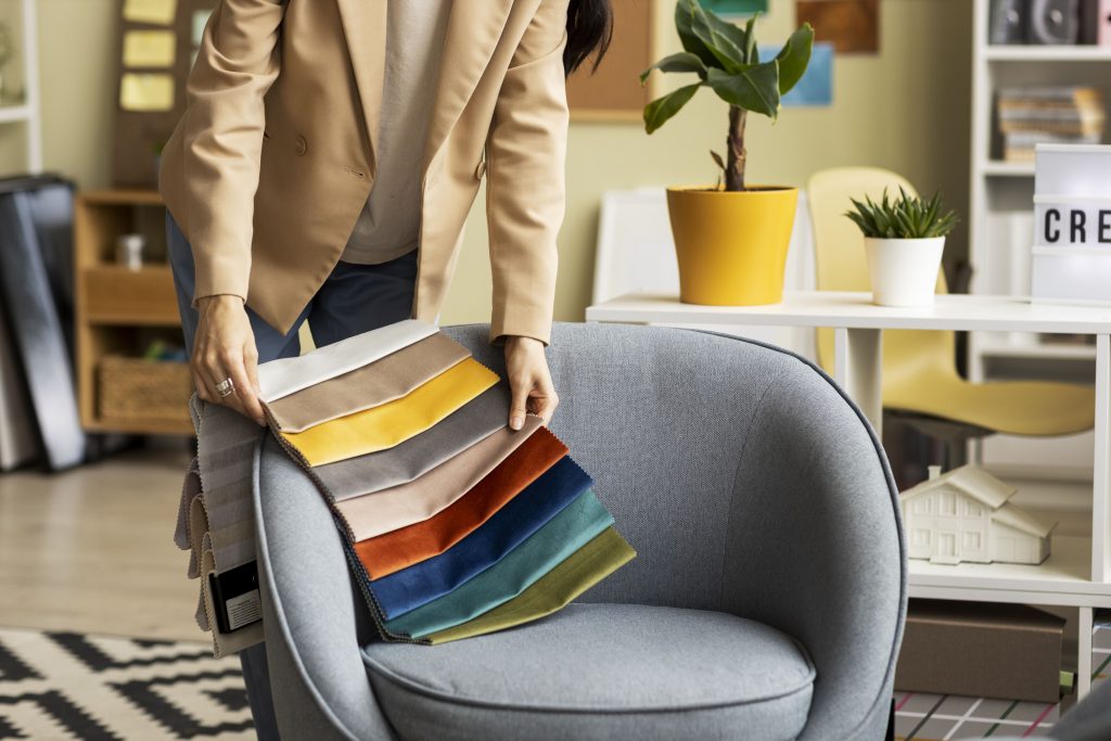 Home staging: decoradora preparando un salón para la venta